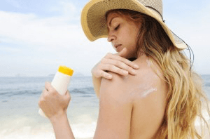 applying sunscreen toronto dermatologists